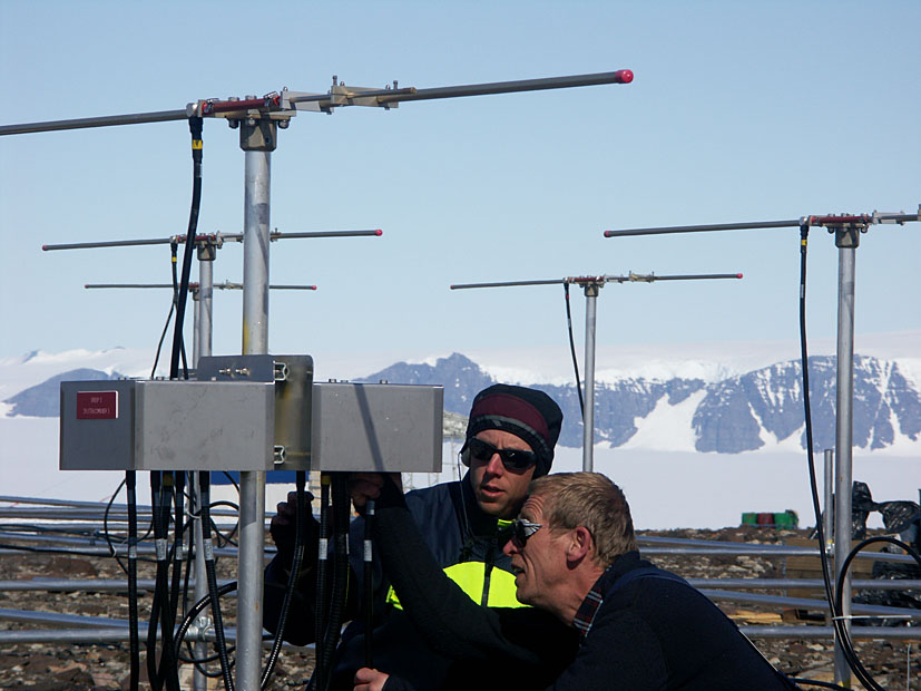 Hans Nilsson och Ingemar Wolf, IRF, monterar ihop atmosfärradarn MARA vid forskingsstationen Wasa på Antarktis för tio år sedan (foto: Hans Nilsson, IRF)