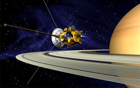 Satelliten Cassini i bana runt Saturnus (Teckning: NASA) 
